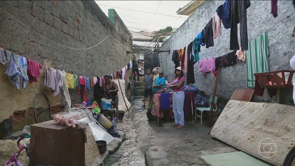 Em São João de Meriti, na Baixada Fluminense, uma pessoa morre e 600 ficam desalojadas por causa de alagamentos — Foto: Jornal Nacional/ Reprodução