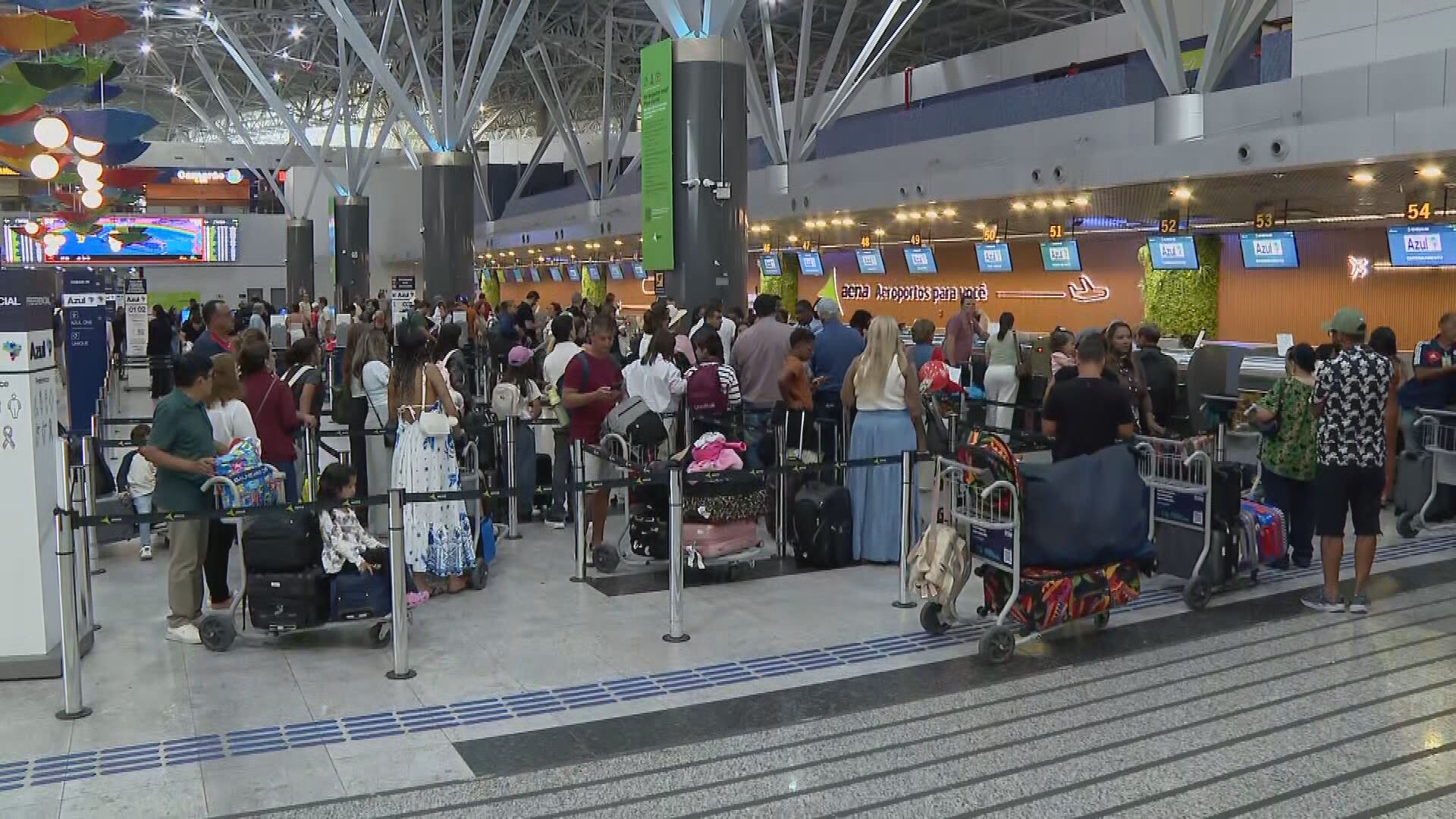 Passageiros relatam atrasos e longa espera no Aeroporto do Recife após cancelamento de voos da Azul: 'Muito transtorno'