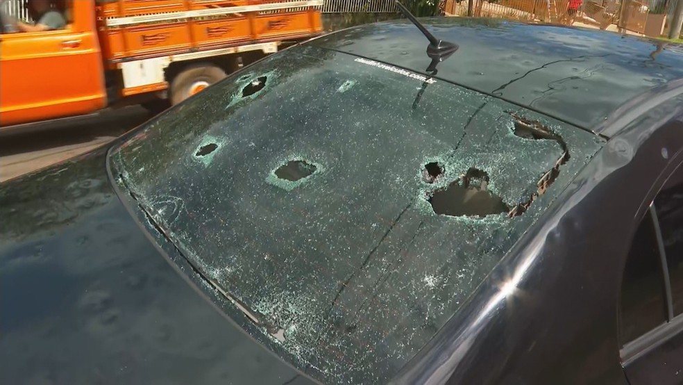 Veículo ficou com o vidro destruído após queda de granizo em Erechim (RS) — Foto: Reprodução/RBS TV