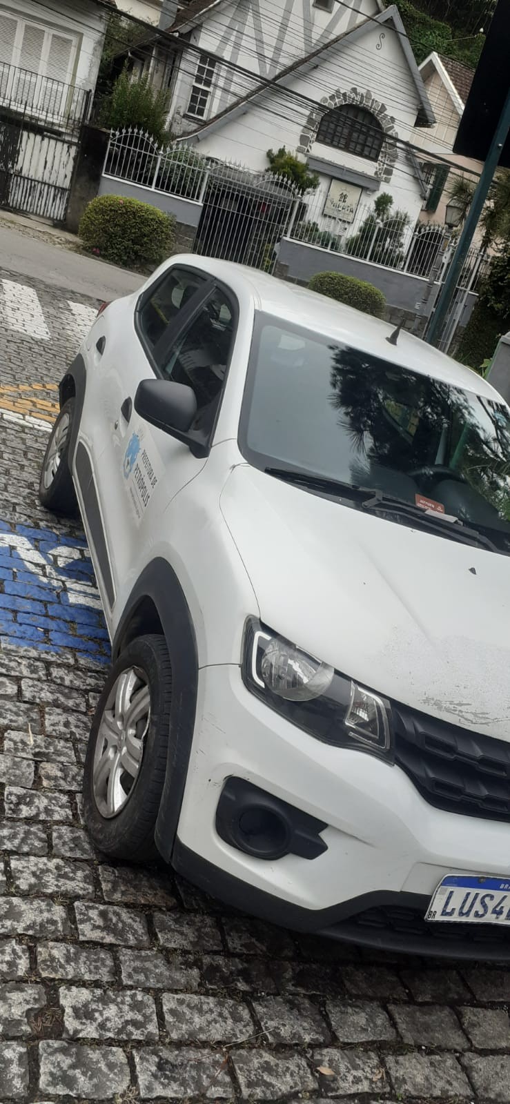 Veículo da Prefeitura de Petrópolis é flagrado em vaga destinada a PCD sem identificação