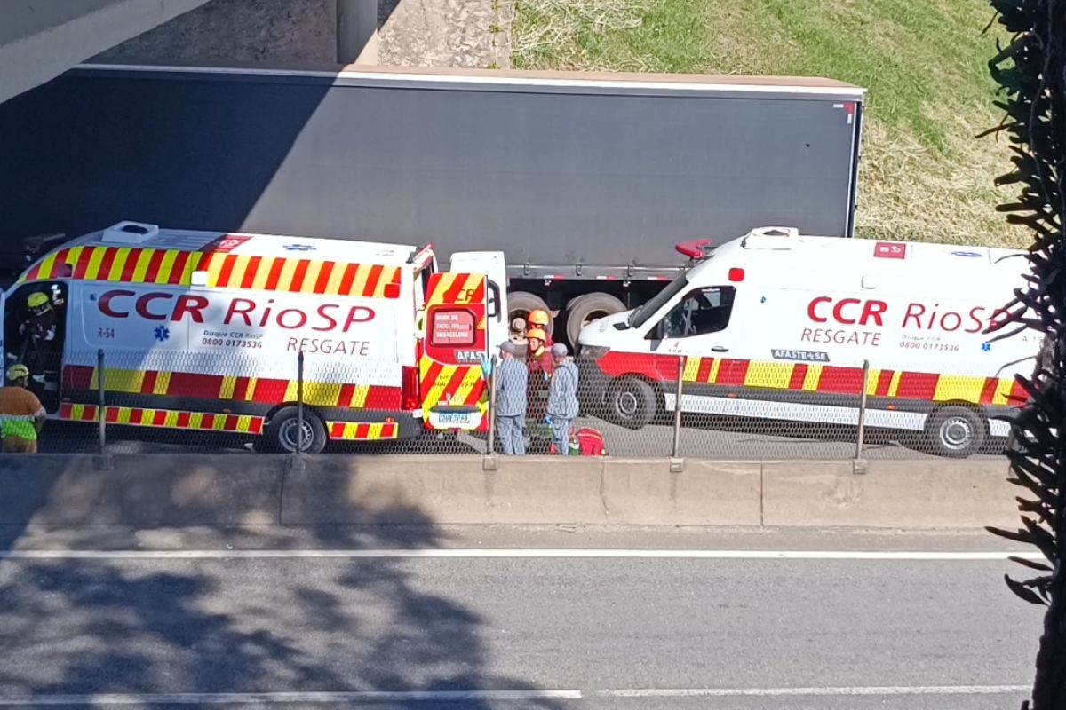 Acidente entre ônibus e moto deixa um ferido grave e bloqueia faixas da Dutra em Lorena