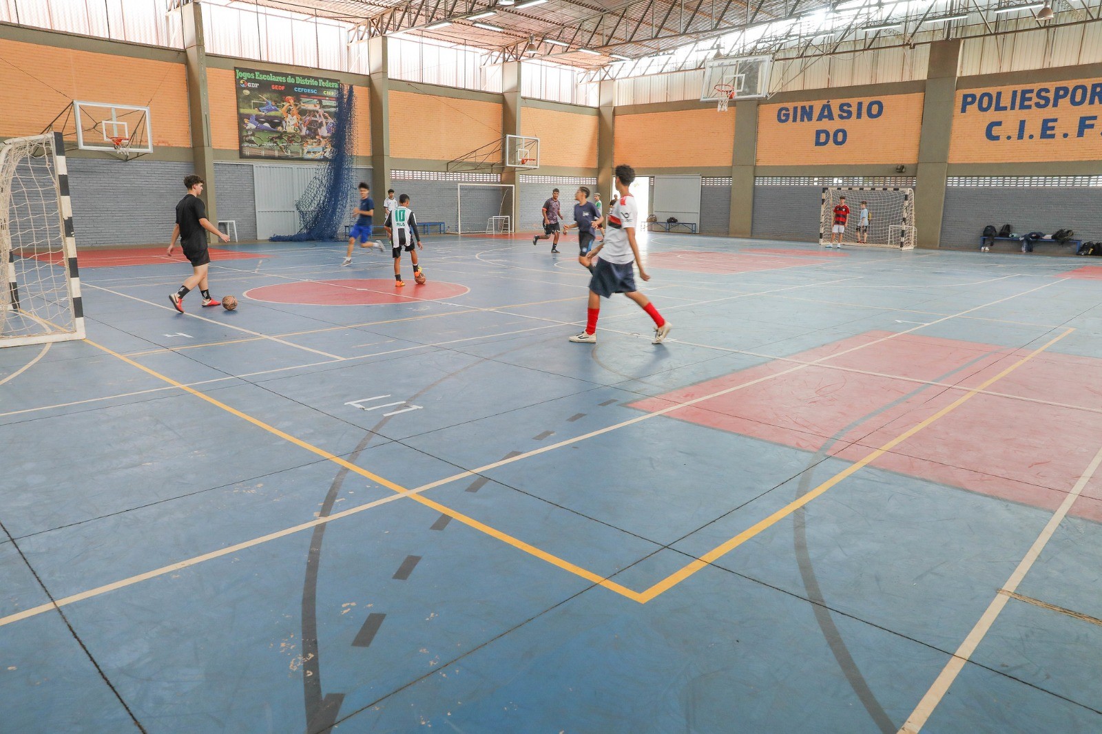 Centro de esporte abre 2 mil vagas gratuitas para crianças e jovens no DF; veja como fazer inscrição