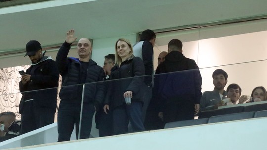 É #FAKE que Moraes e Barroso fugiram para Roma e que isso ocorreu por causa da lei Magnitsky - Ministros do STF estão no Brasil, como provam participações em eventos públicos. Publicação mentirosa viralizou após sanções anunciadas pelo governo Trump.
