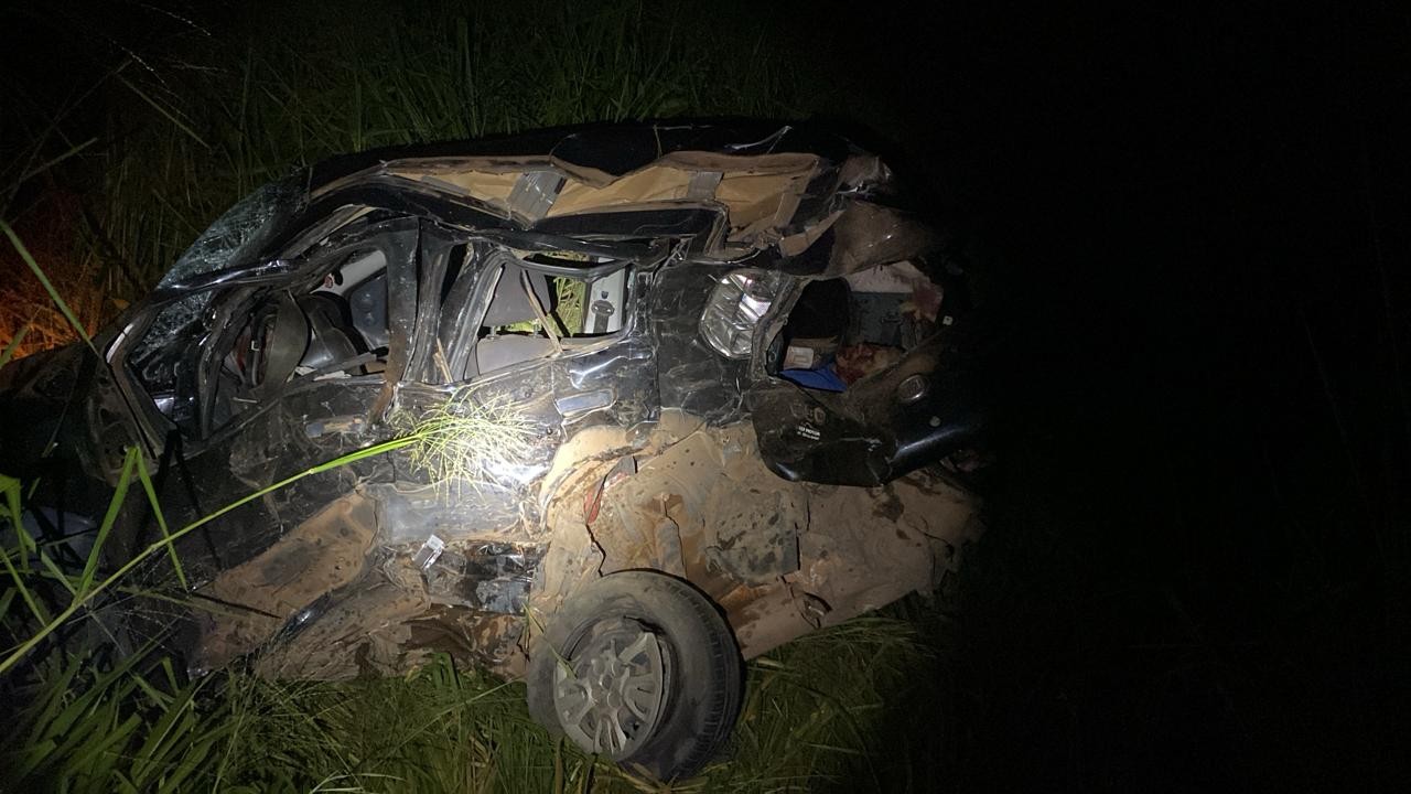 Três homens morrem após batida entre carro e caminhonete em rodovia na Bahia; veículo que vítimas estavam ficou destruído