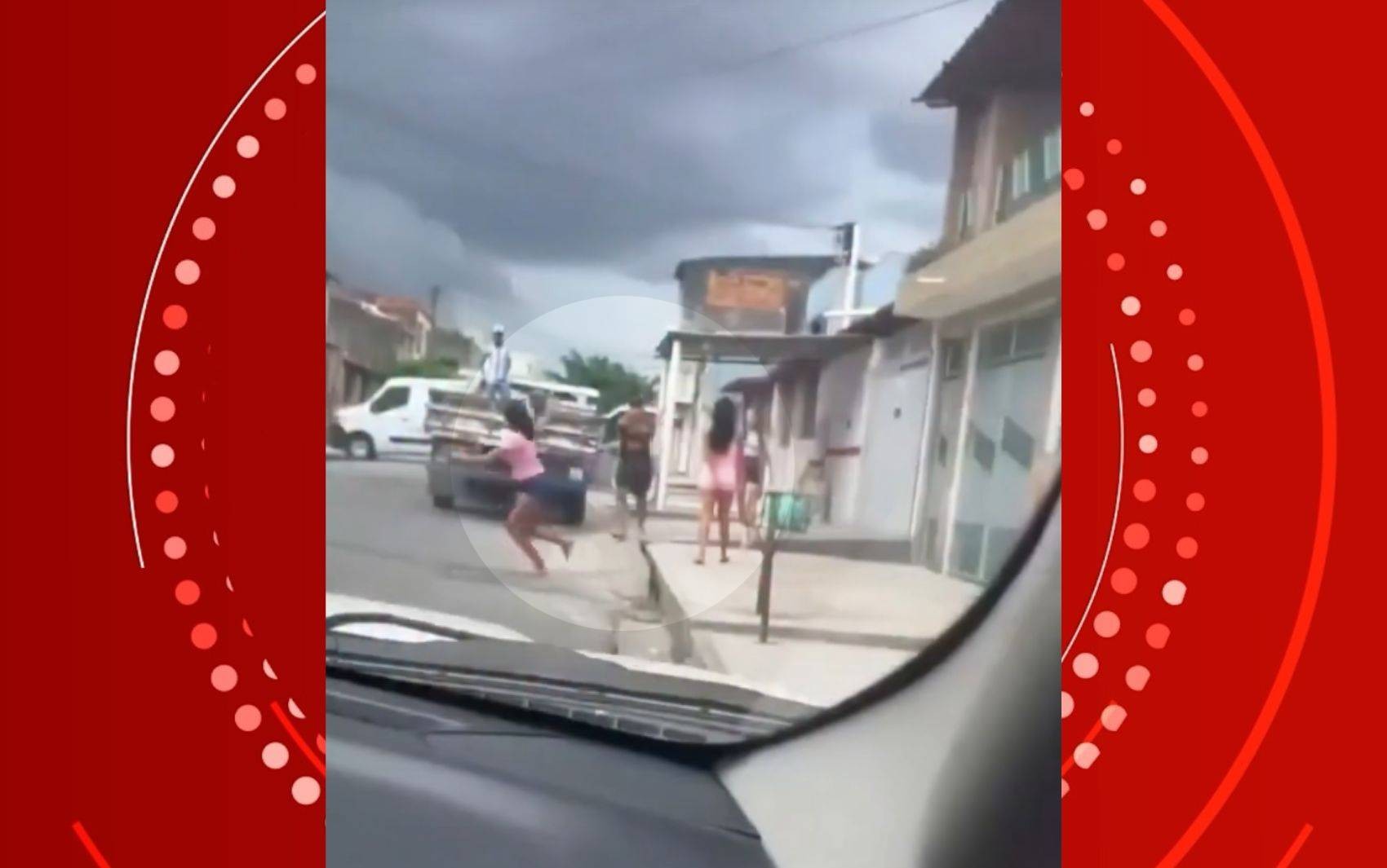 VÍDEO: jovem é atacada a tiros durante discussão por ciúmes em Feira de Santana