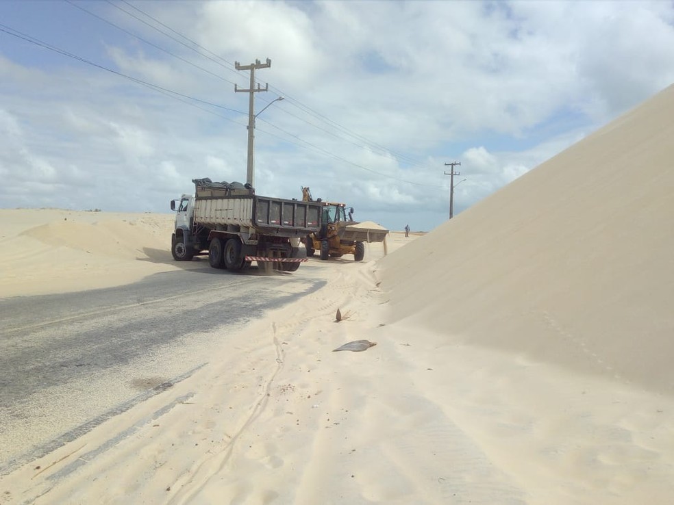 Domingo Espetacular: Equipe do 50X1 fica presa na areia movediça nas dunas  do Maranhão!  Já sabe, né? quinta-feira é dia de #TBT50x1. 💥Hoje vamos  acompanhar um baita perrengue que o Alvaro