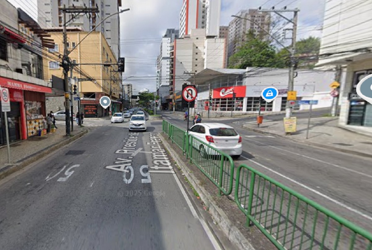 Motorista fica ferido após bater contra mureta na avenida Itamar Franco, em Juiz de Fora 