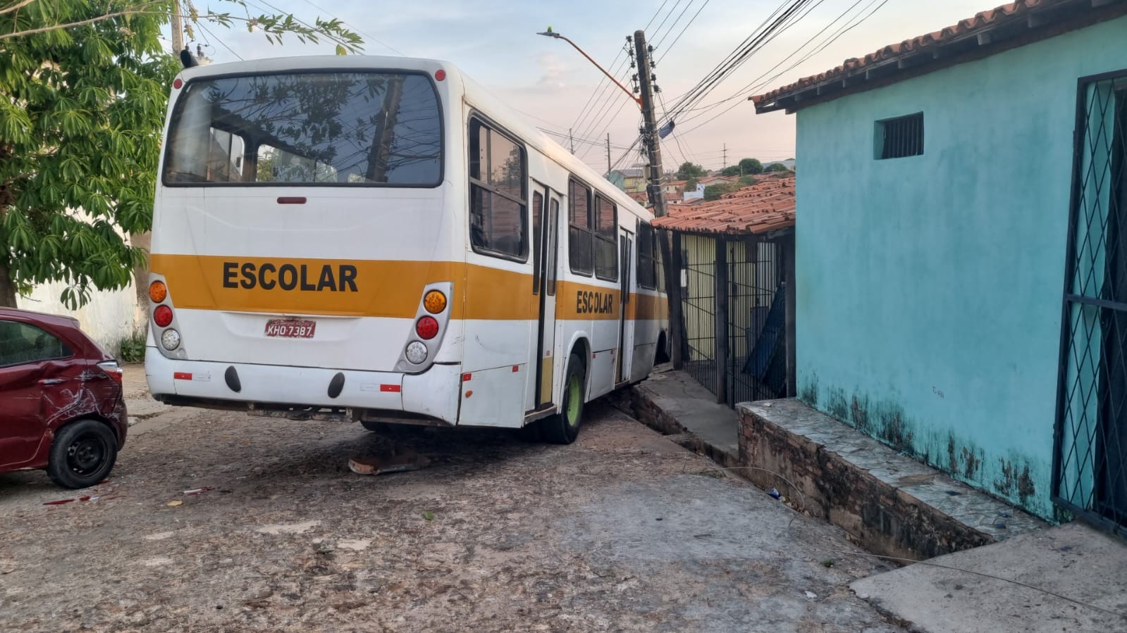 Ônibus escolar vazio desce ladeira e atinge carro e poste, na zona Sul de Teresina