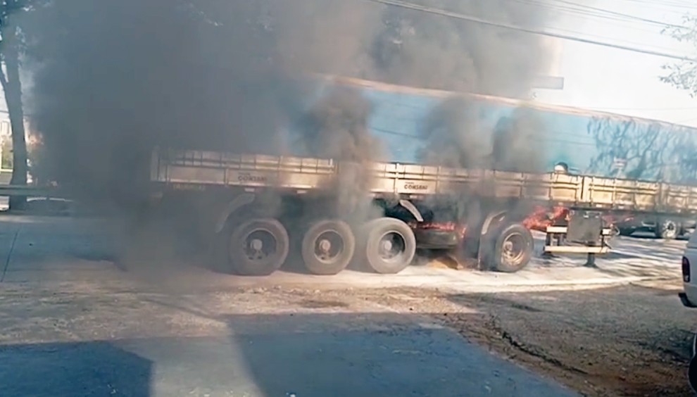 VÍDEO: carreta carregada com milho pega fogo em avenida de Piracicaba