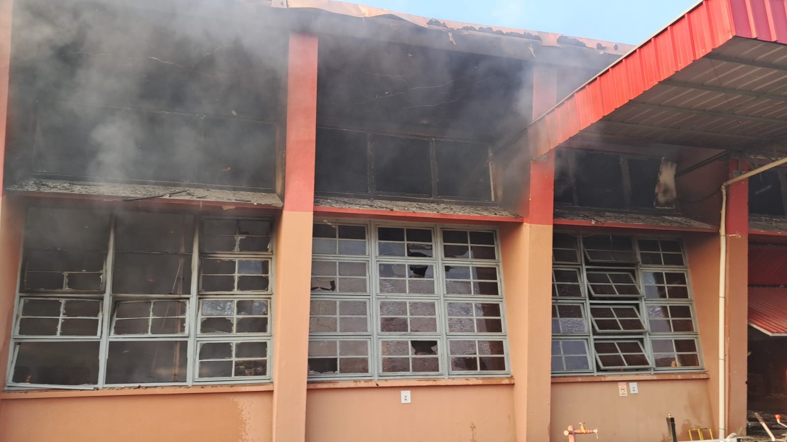 Incêndio atinge galpão em Brusque; VÍDEO