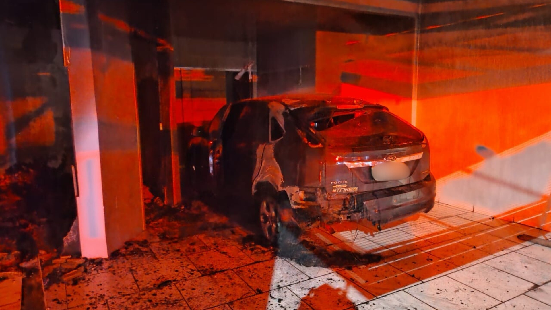 Incêndio destrói casa e carro em Ourinhos; vítima acusa ex-marido de atear fogo no imóvel 