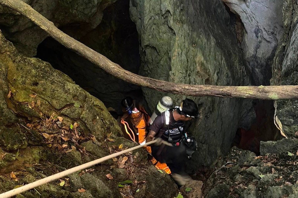 Nesta imagem divulgada pela equipe de resgate Metta Tham Rescue Kalasin, socorristas tentam chegar a pessoas que ficaram presas em uma caverna na província de Xaisomboun, no Laos, na terça-feira, 26 de maio de 2026. — Foto: Metta Tham Rescue Kalasin via AP