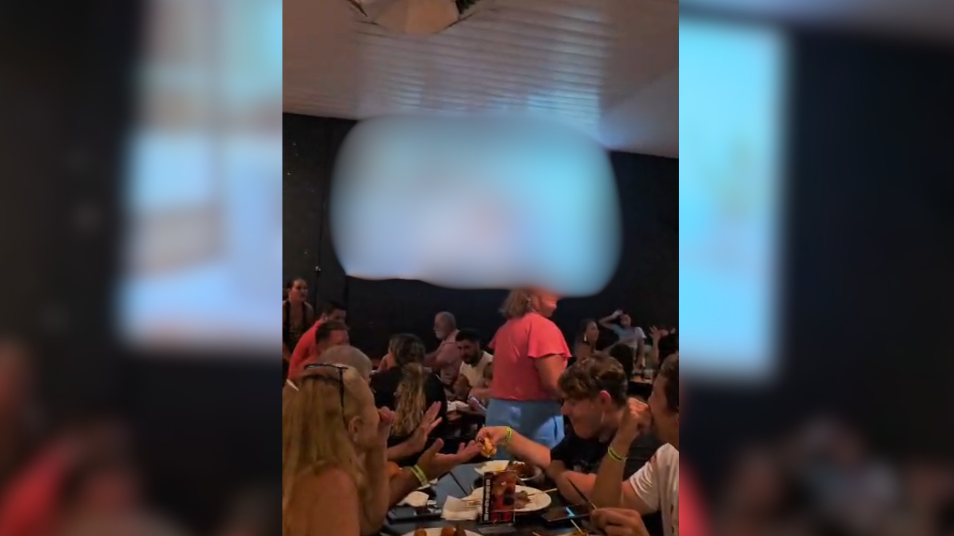 Telão de restaurante é invadido e exibe cenas de sexo explícito a clientes no interior de SP