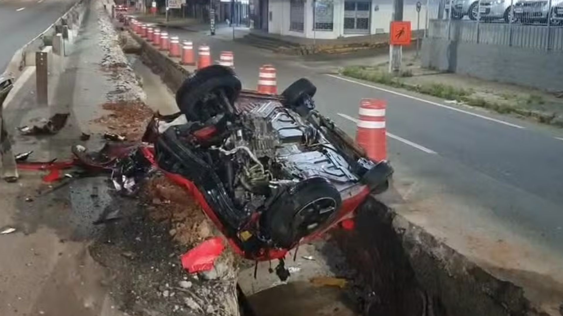 Carro capota e fica pendurado entre duas vias de acesso a viaduto no RS