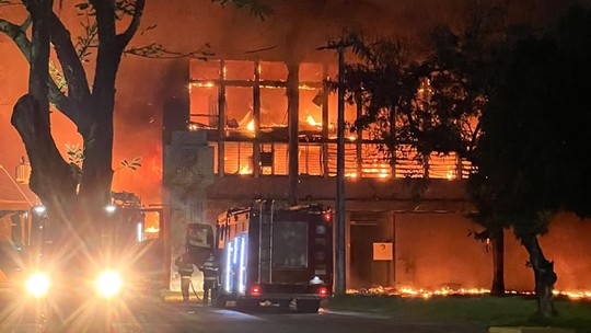 VÍDEO: incêndio de grandes proporções atinge prédio da UFPE no Recife