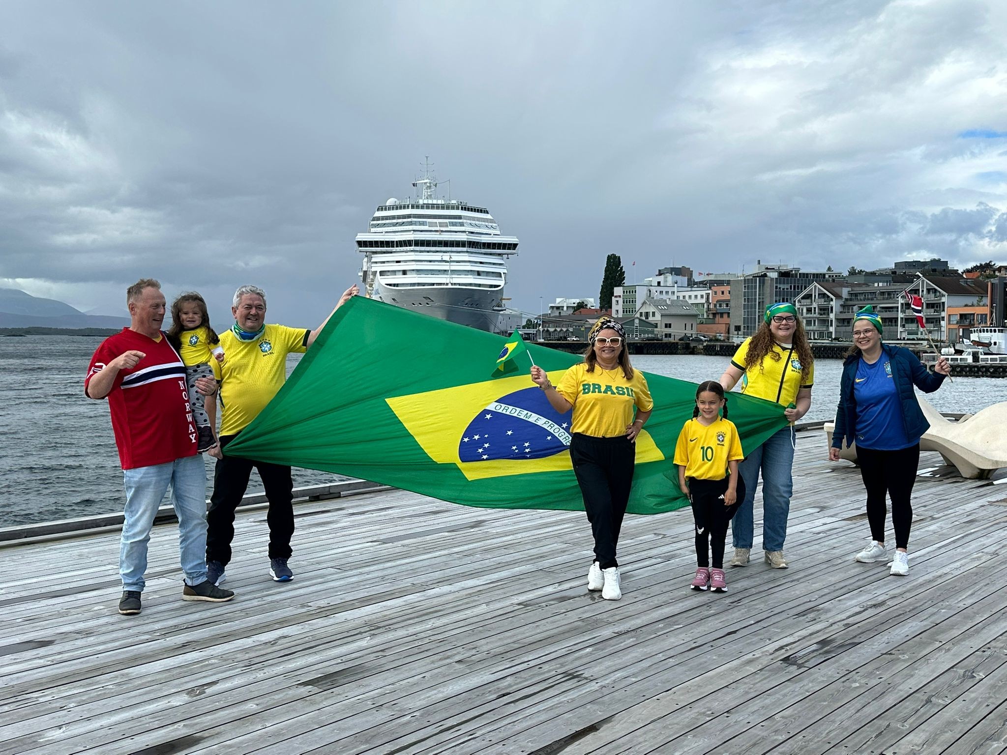 Família paraibana vai assistir ao jogo do Brasil na Noruega com parentes noruegueses