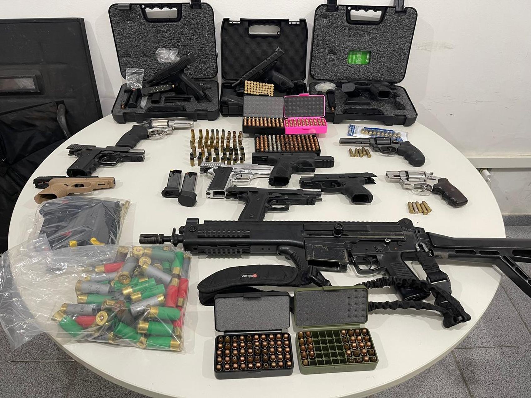 Três pessoas são presas durante operação contra tráfico de drogas e venda de armas e munições em SE