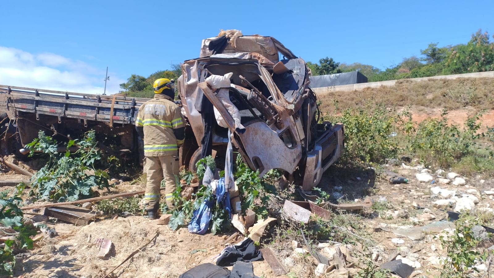 Caminhão carregado com melancias tomba após colidir com carro na BR-251; motorista morreu