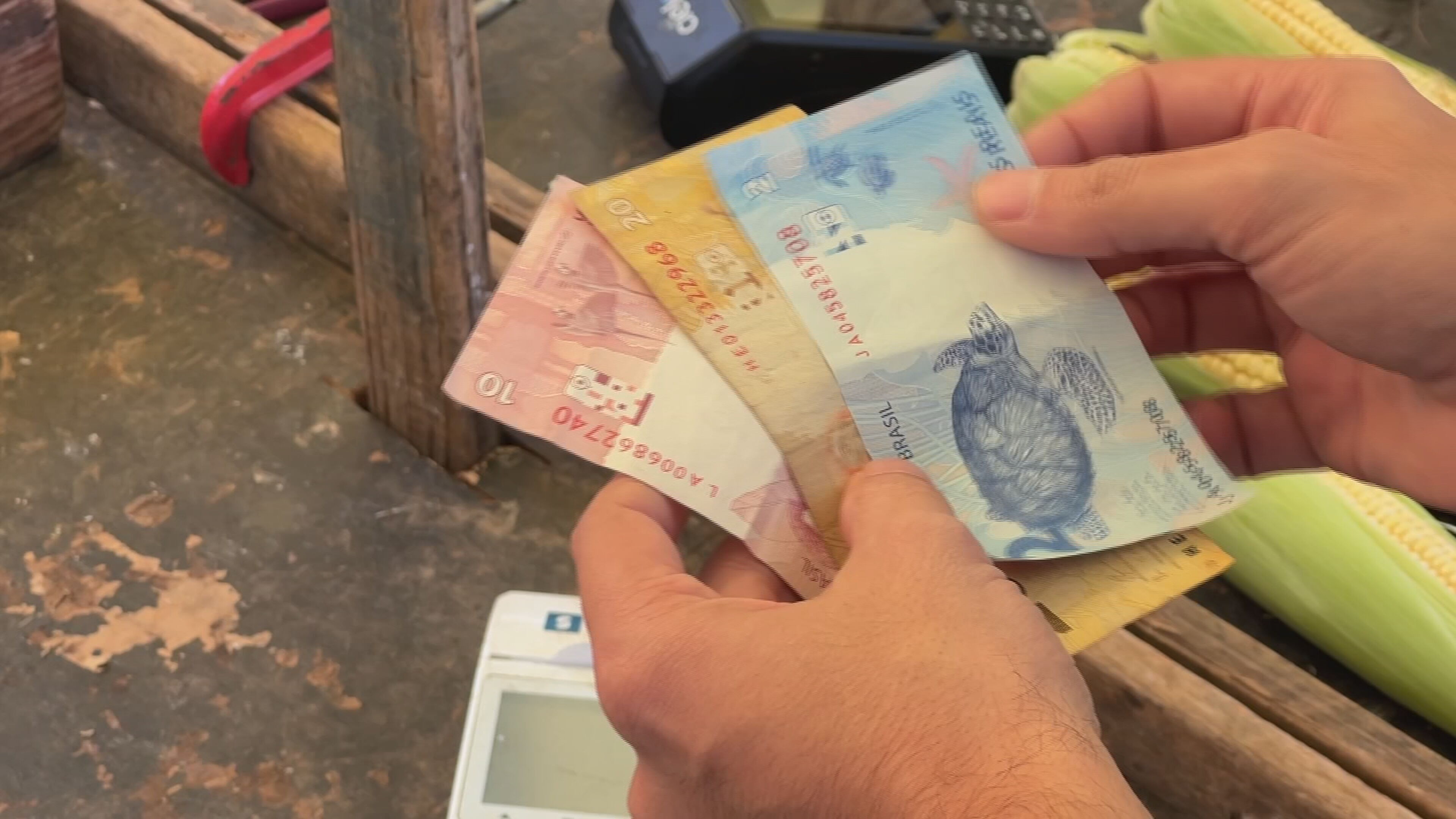 Igreja, feira e padaria: como os últimos redutos do dinheiro vivo resistem à era do PIX no interior de SP 