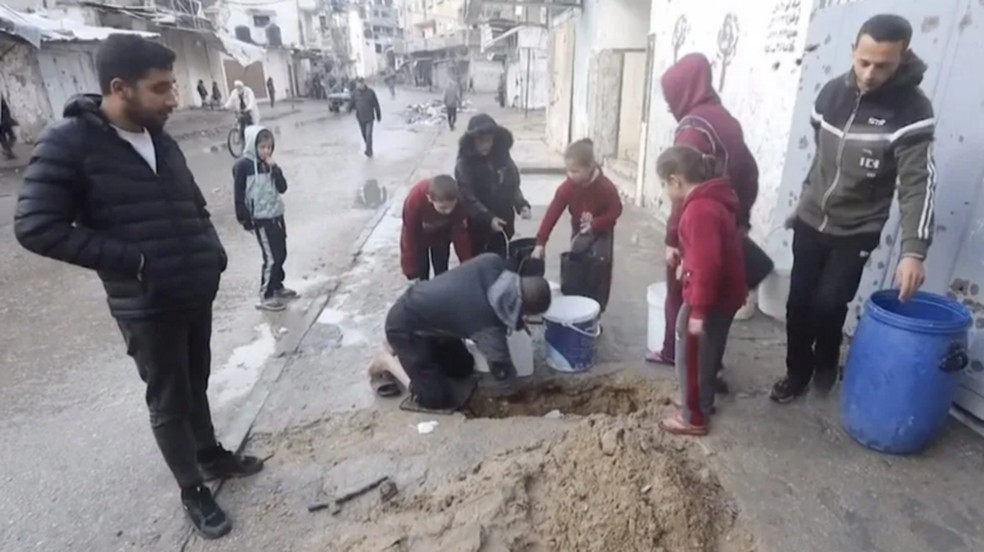 Moradores de Gaza estão usando as próprias mãos para cavar e encontrar água. — Foto: Reuters via BBC