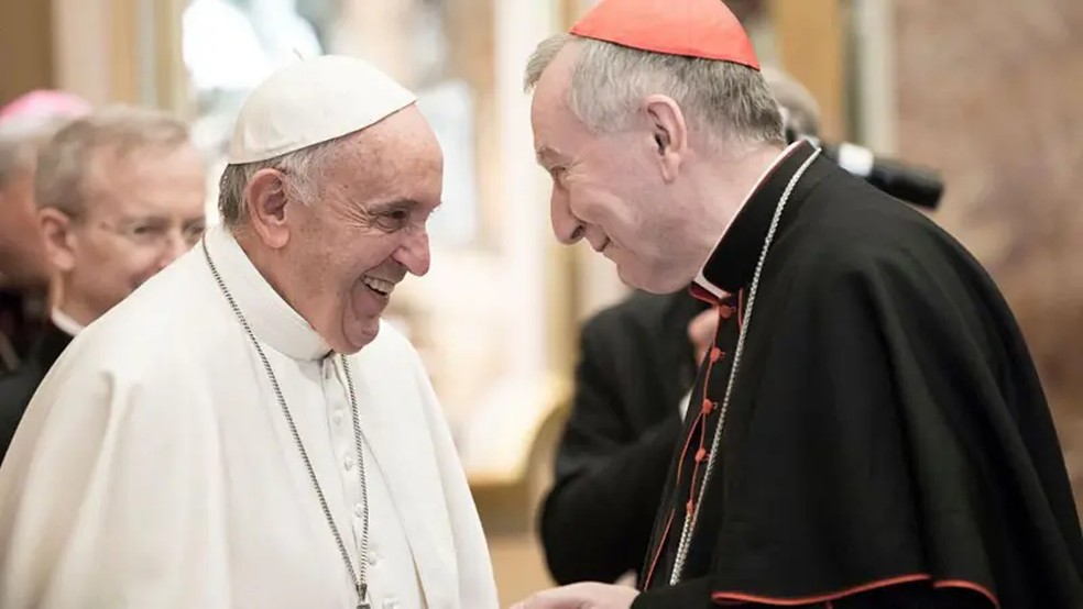 O secretário de Estado do Vaticano, Pietro Parolin (direita), teria carta de renúncia do papa Francisco. — Foto: Getty Images via BBC