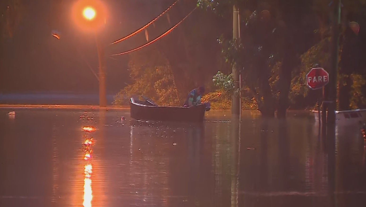 VÍDEO: voluntários usam barcos para transportar moradores de cidade atingida por enchente no RS