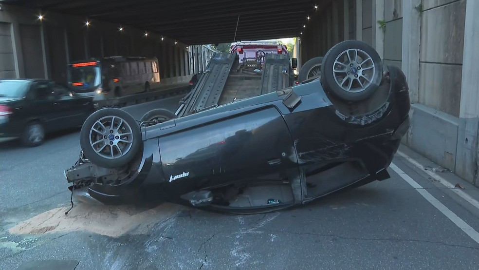 Carro bateu e capotou na trincheira da Avenida Raja Gabaglia — Foto: Reprodução/TV Globo