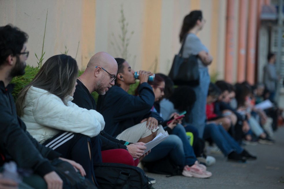 Candidatos chegam para a prova do Concurso Público Nacional Unificado, o "Enem dos Concursos", na unidade da Universidade Paulista (UNIP), na zona norte de São Paulo, na manhã deste domingo, 18 de agosto de 2024. — Foto: FELIPE RAU/ESTADÃO CONTEÚDO