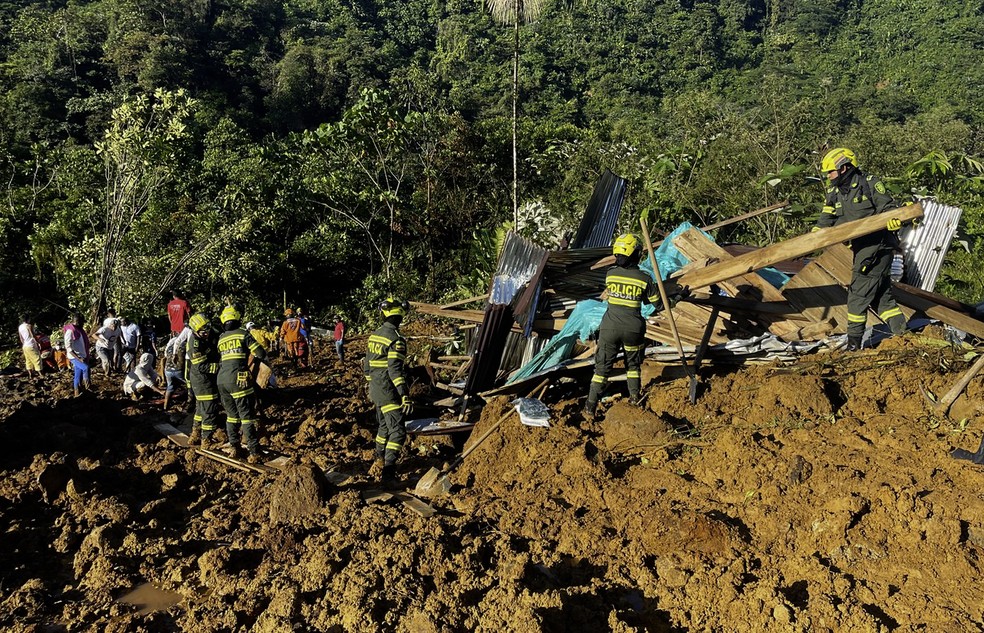 Equipes de resgate trabalham em área de deslizamento de terra na Colômbia — Foto: AFP/Polícia colombiana