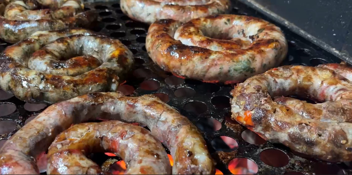 Conheça os 40 sabores da linguiça campeira, tradição gastronômica de Alegrete que pode ser feita com figo, bacon e até camarão