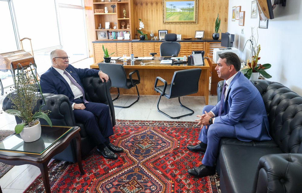 Flávio Bolsonaro se reúne com o presidente do STF para tratar de relações institucionais