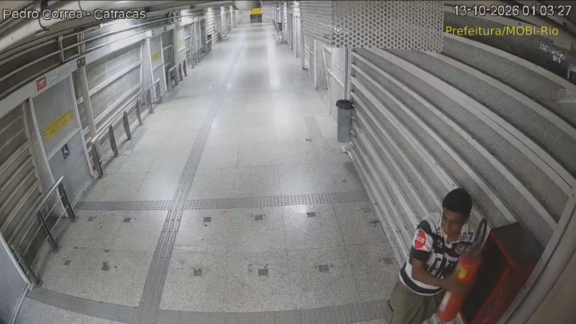 Dupla é detida após furtar extintor de estação do BRT na Barra Olímpica; VÍDEO