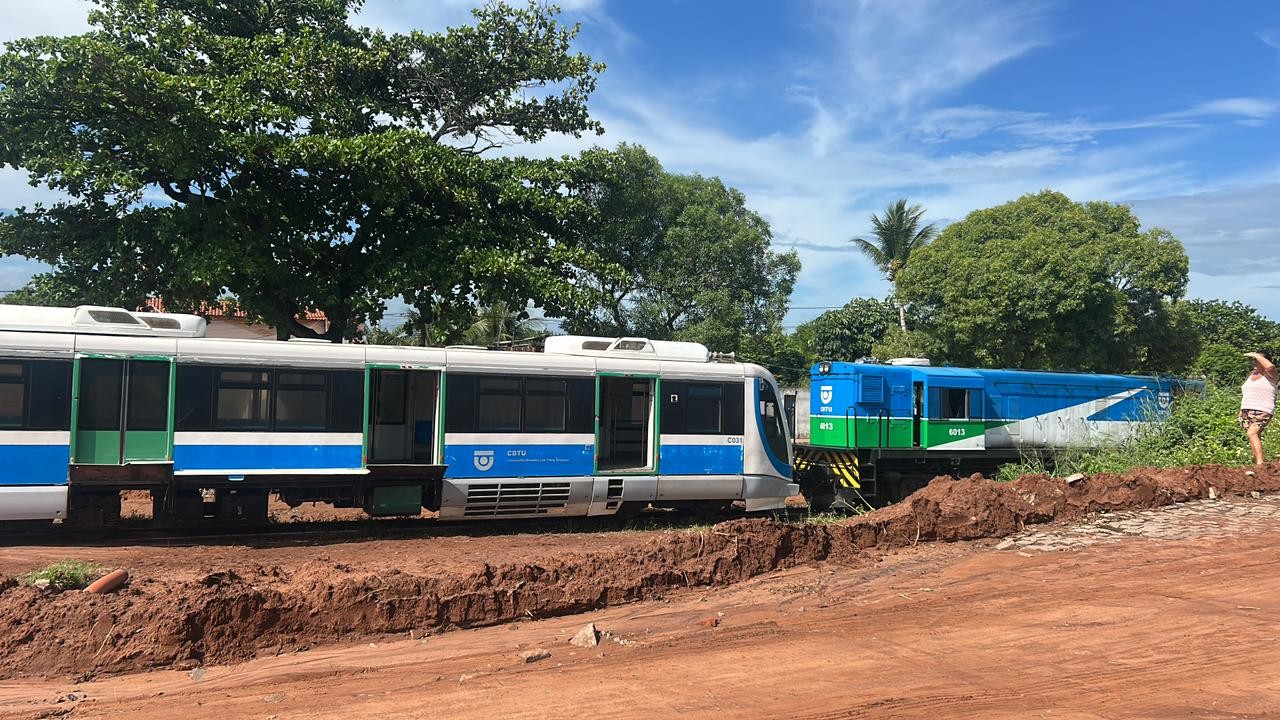 Trem descarrilha após chuva arrastar areia para cima de trilhos em Natal