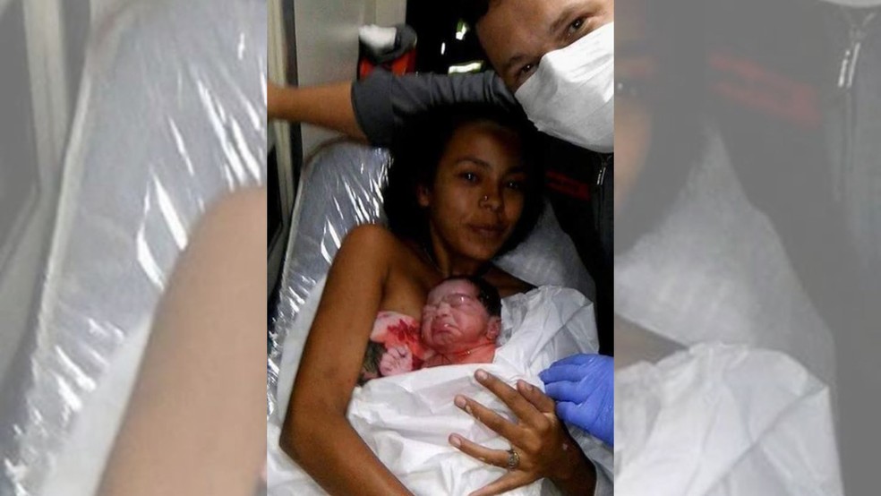 Bombeiros fizeram o parto de Karyellem na viatura antes de chegar à maternidade em Bauru — Foto: Arquivo pessoal