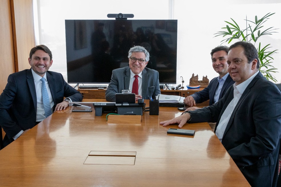 O ministro das Rela��es Institucionais, Alexandre Padilha, durante reuni�o com Elmar Nascimento, pr�-candidato do Uni�o Brasil � Presid�ncia da C�mara � Foto: Gil Ferreira/SRI