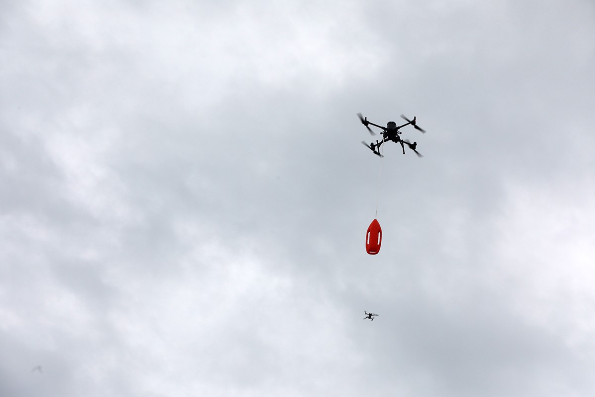 Drones com boias e alerta de voz podem auxiliar guarda-vidas em afogamentos em Florianópolis