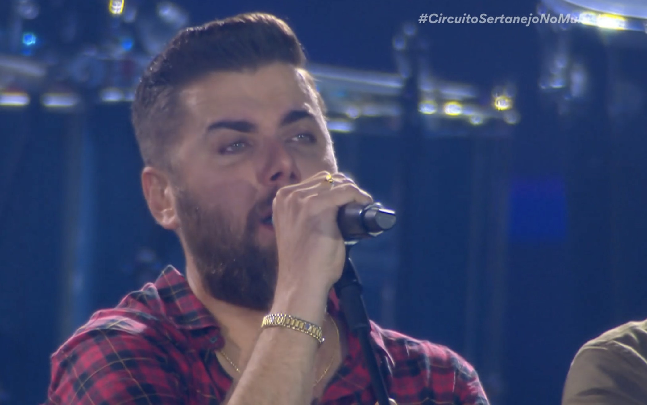 Um ano após anunciar depressão, Zé Neto retorna a Barretos, comemora recuperação e chora: 'Achei que não ia dar conta de voltar a cantar'
