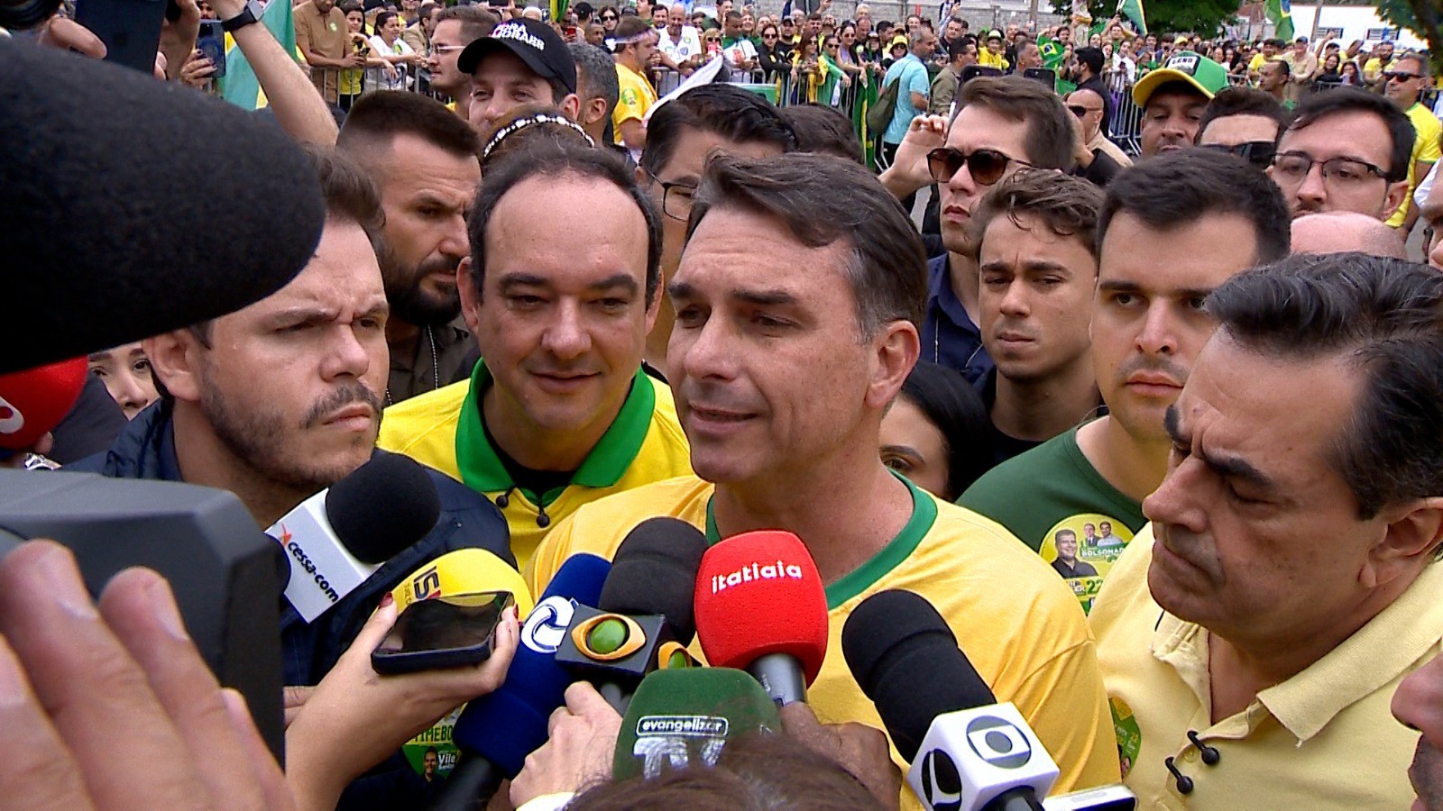 Flávio faz campanha onde o pai foi esfaqueado e diz que Dino age para defender Lula