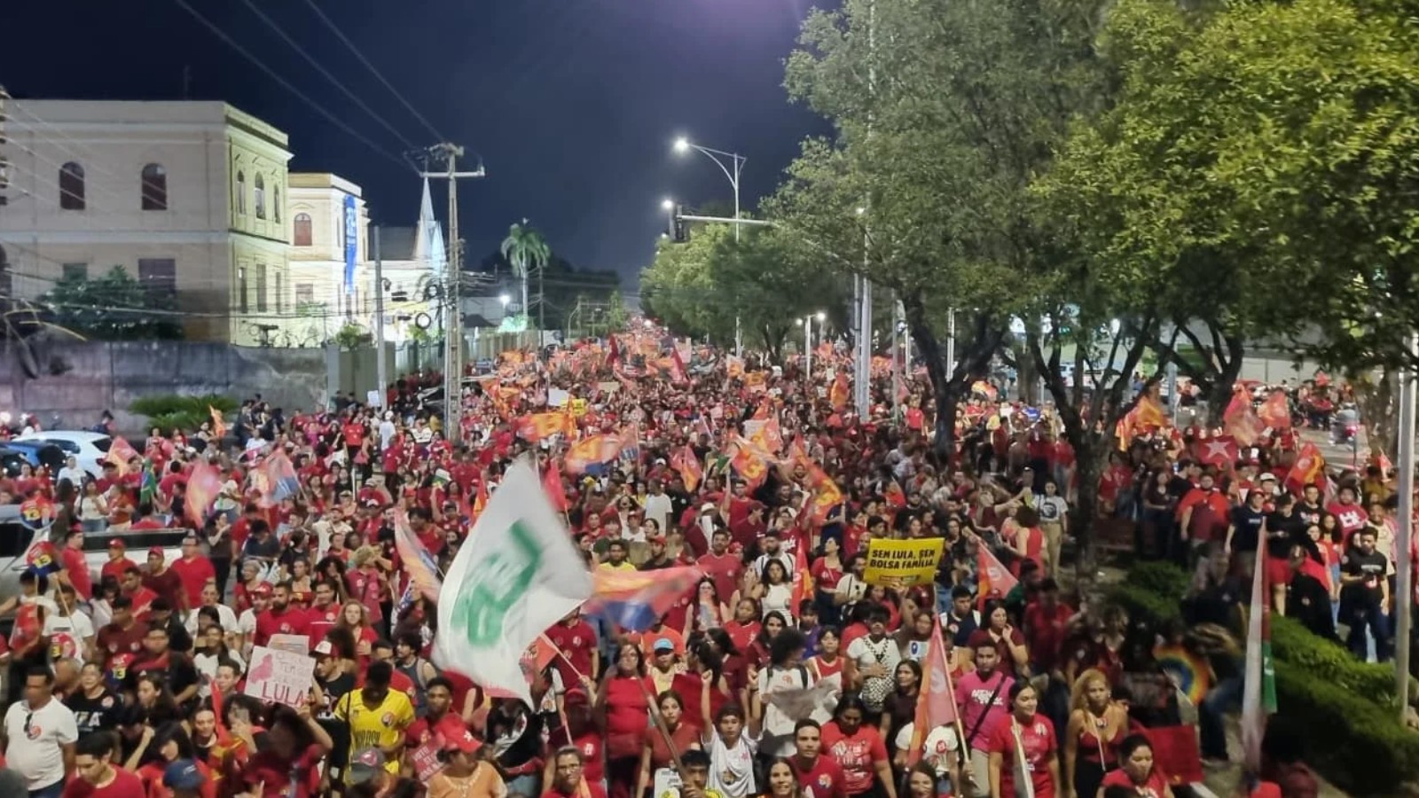 Manifestantes fazem ato de apoio à reeleição de Lula em Teresina