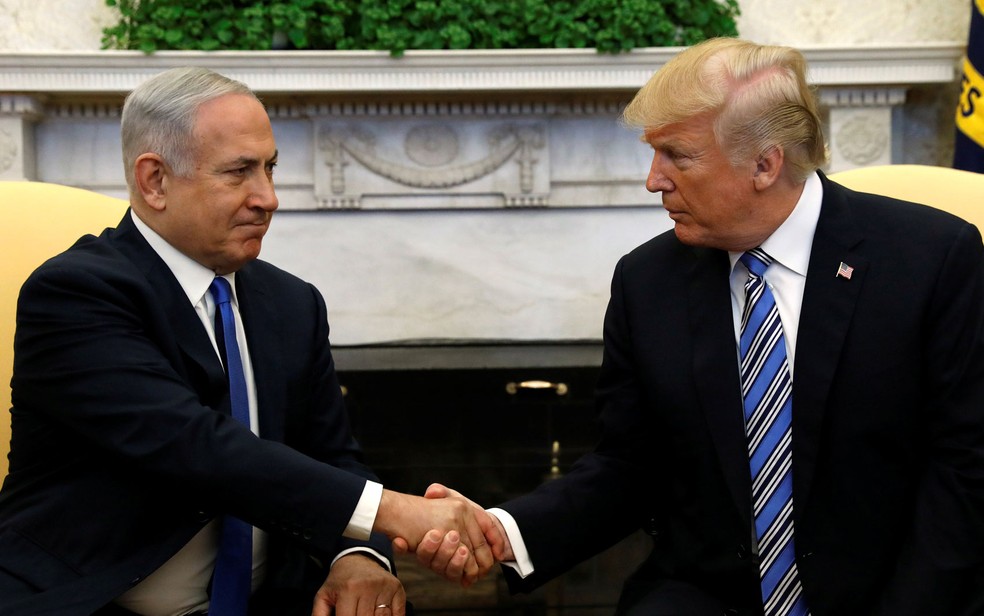 O presidente dos EUA, Donald Trump, cumprimenta o primeiro-ministro de Israel, Benjamin Netanyahu, no Salão Oval da Casa Branca — Foto: Reuters/Kevin Lamarque