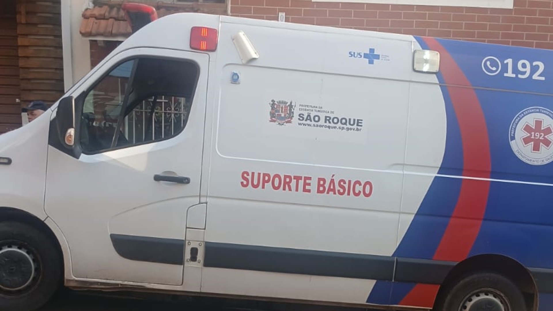 Homem é socorrido após cair durante manutenção em clínica de São Roque