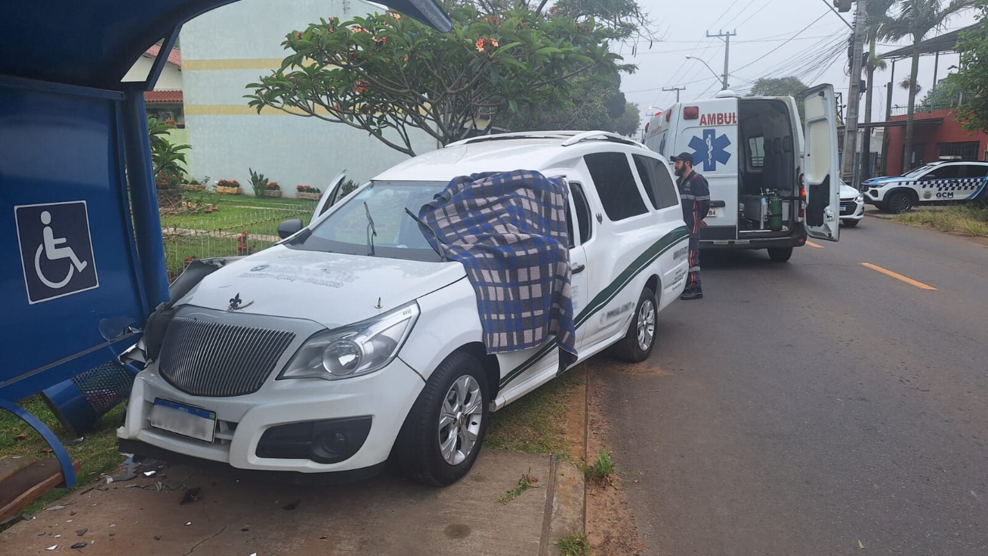 Motorista de carro funerário morre após colidir contra parada de ônibus no RS