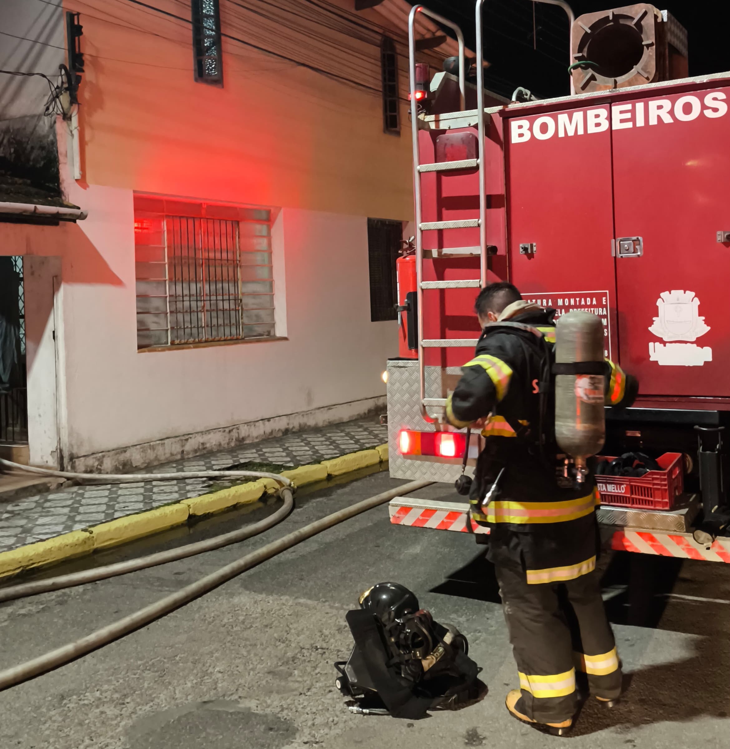 Incêndio em ateliê no Centro de Ubatuba (SP) mobiliza Corpo de Bombeiros