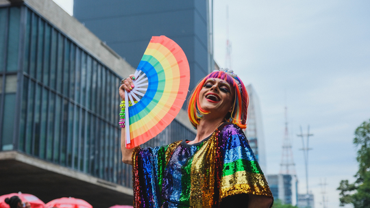 3 cidades do Brasil estão entre as 10 mais acolhedoras para viajantes LGBTQIA+, segundo plataforma - Ranking da Booking.com considera número de hospedagens com selo que reconhece boas práticas de inclusão.
