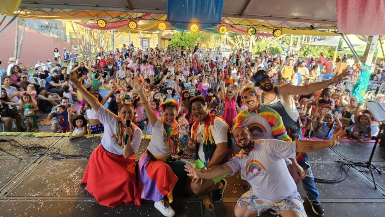 Praça do museu tem programação infantil em Poços, destacando o Carnabebê