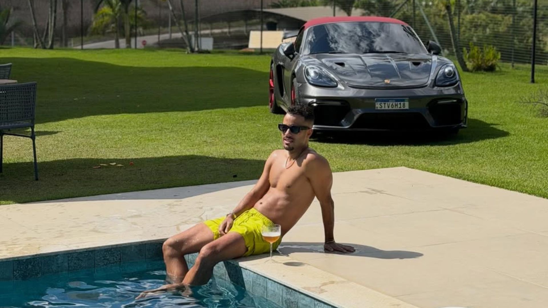 VÍDEO: influencer é retirado à força de carro de luxo conversível em Jardim Camburi, em Vitória