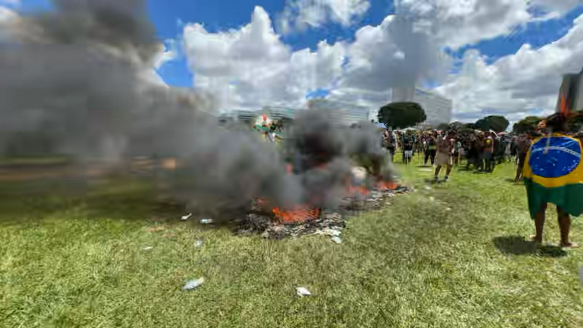 VÍDEO: indígenas colocam fogo em objetos e bombeiros são mobilizados na Esplanada dos Ministérios, em Brasília