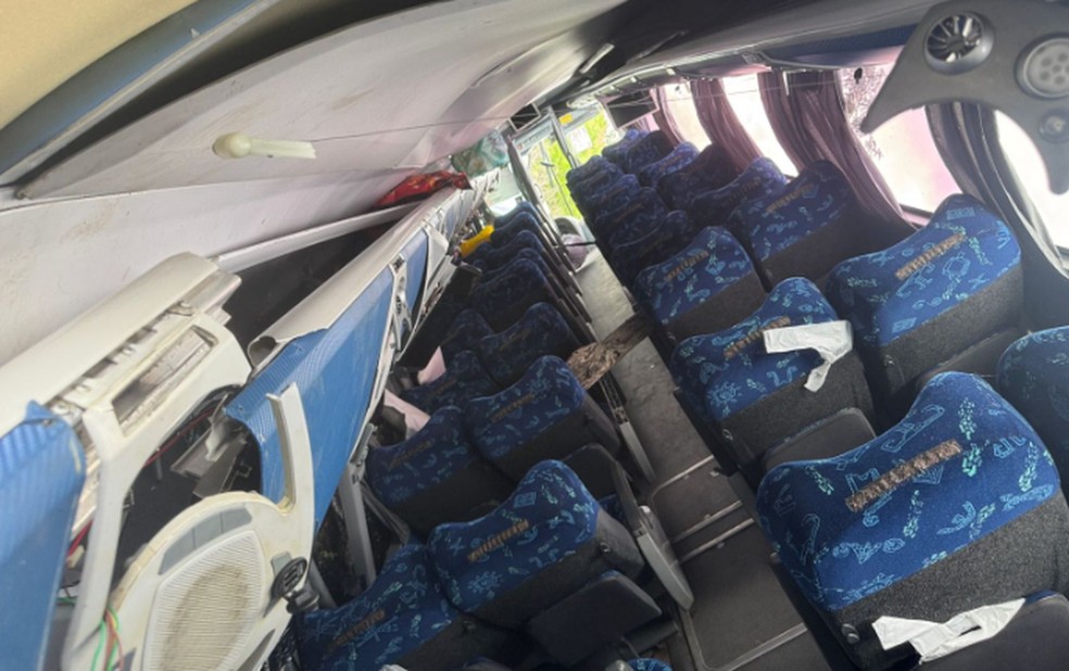 Dezesseis passageiros ficam feridos após ônibus tombar em rodovia de Sergipe — Foto: PM/SE