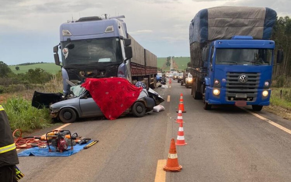 Acidente entre carro e caminho mata cinco pessoas nas GO-346, entre Formosa e Cabeceiras, Gois  Foto: Divulgao/Corpo de Bombeiros