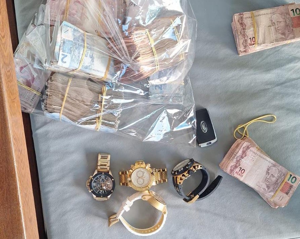 Dinheiro e joias foram apreendidos na operação pela polícia — Foto: Polícia Civil/Divulgação